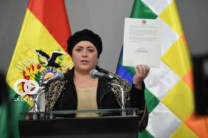 María Nela Prada sostiene la carta remitida por el presidente Luis Arce al papa Francisco. Foto: VICECOM