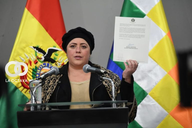 María Nela Prada sostiene la carta remitida por el presidente Luis Arce al papa Francisco. Foto: VICECOM
