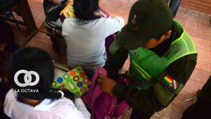 Anteriormente, las mochilas de los escolares eran revisadas en el marco del plan “Mochila Segura”. Foto: Referencial Los Tiempos.