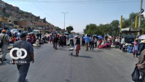 Bloqueo de vecinos del Distrito 8 a la altura de la subalcaldía Alejo Calatayud. Foto: ARCHIVO