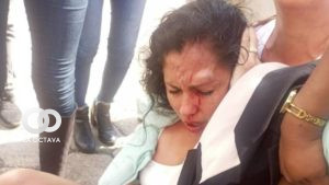 Muriel Cruz, la asambleísta del MAS es golpeada en el piso. Foto: Asuntos Centrales