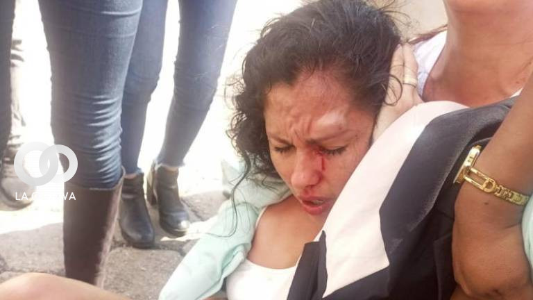 Muriel Cruz, la asambleísta del MAS es golpeada en el piso. Foto: Asuntos Centrales