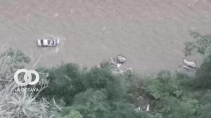 El auto que cayó al rio en Villa Barrientos. Foto: Facebook