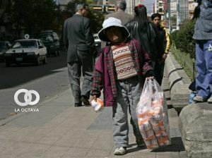 Niño trabajando en el centro paceño. Foto: RRSS