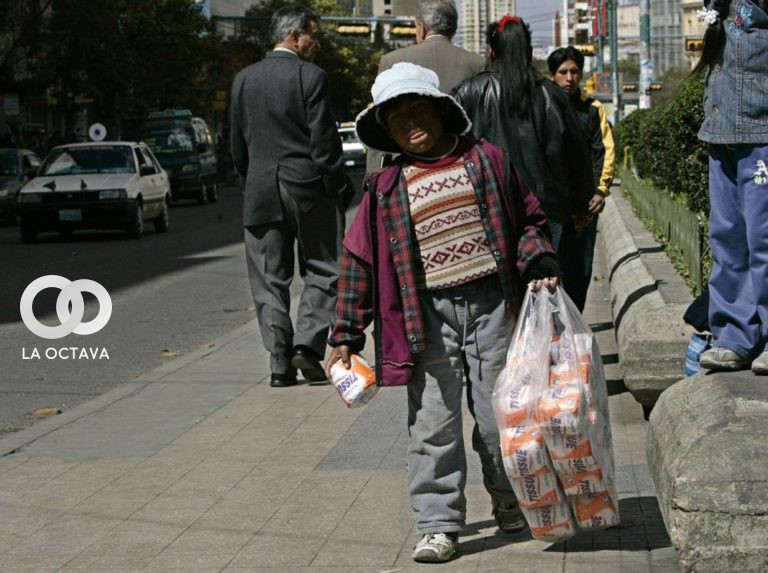 Niño trabajando en el centro paceño. Foto: RRSS