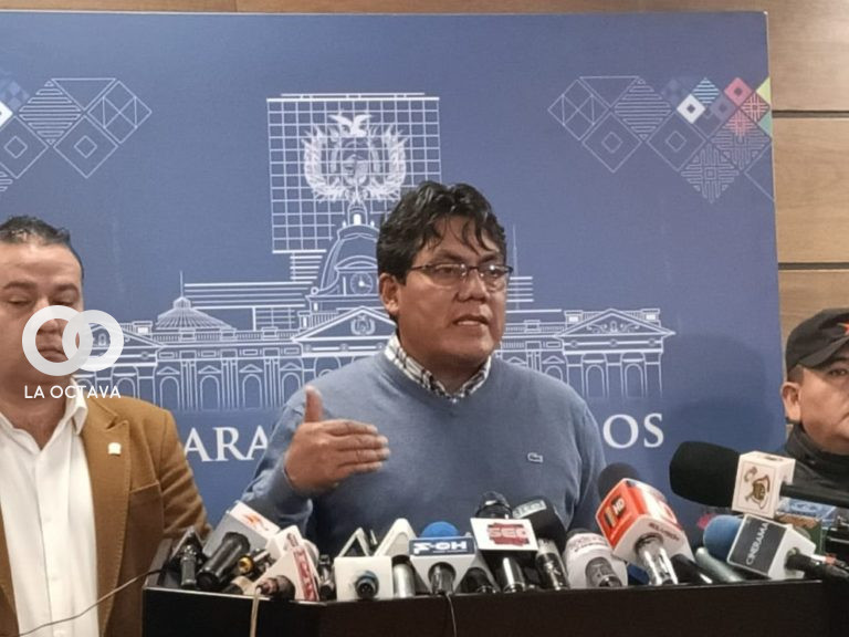 Héctor Arce, Diputado del MAS en conferencia de prensa