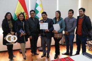 Edgar Pary, ministro de Educación, entrega los ítems a los profesores del municipio de La Guardia, Santa Cruz. Foto: Ministerio de Educación