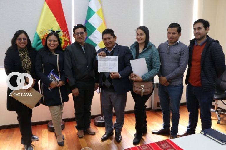 Edgar Pary, ministro de Educación, entrega los ítems a los profesores del municipio de La Guardia, Santa Cruz. Foto: Ministerio de Educación