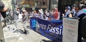 Una movilización de los trabajadores de Banco Fassil, en La Paz. Foto; La Razón