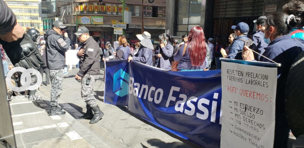 Una movilización de los trabajadores de Banco Fassil, en La Paz. Foto; La Razón