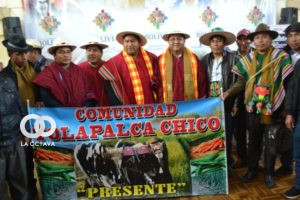 Dirigentes de los municipios en la firma del convenio. Foto: MDRyT