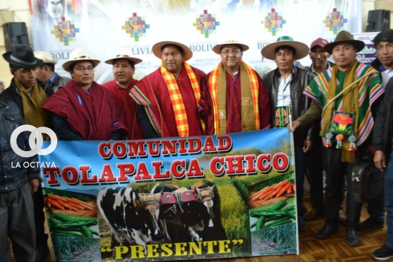 Dirigentes de los municipios en la firma del convenio. Foto: MDRyT