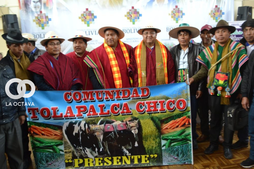 Dirigentes de los municipios en la firma del convenio. Foto: MDRyT 