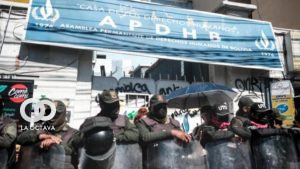 Policías custodian la APDHB. Foto: Defensores de DDHH