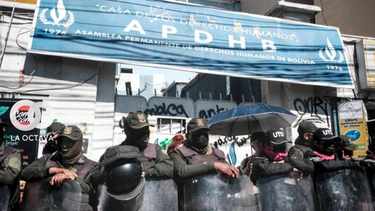 Policías custodian la APDHB. Foto: Defensores de DDHH 
