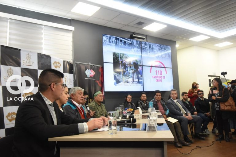 El alcalde Iván Arias hace uso de la palabra en el acto del lanzamiento de la Agenda Julia en el Edificio 10. Foto: AMUN.