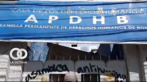masistas comienzan a tapiar la puerta principal de la APDHB. Foto: RRSS