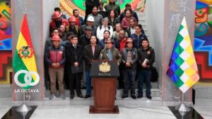 El cobista Huarachi y el presidente Arce tras la reunión de finales de abril en la que decidieron los ajustes a la ley de Pensiones. Foto: Archivo