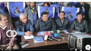 Gerardo García, lee la resolución sobre el veto a funcionarios públicos. Foto: P7