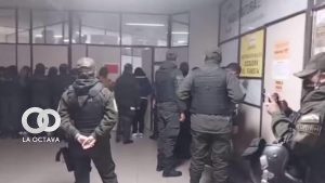 La audiencia estuvo con fuerte resguardo policial. Foto: Captura de video.