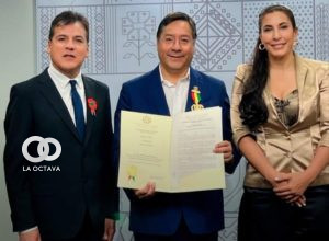 Primer Mandatario junto Javier Escalante y Roxana Pérez. Foto: Fanpage Roxana