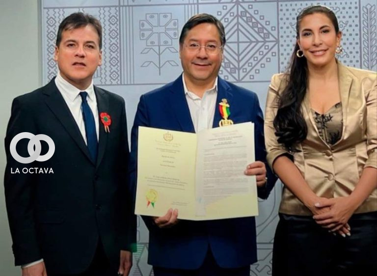 Primer Mandatario junto Javier Escalante y Roxana Pérez. Foto: Fanpage Roxana