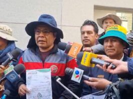 Marcelo Mayta, Ejecutivo de la COR, frente a la Casa Grande del Pueblo, foto: Erbol