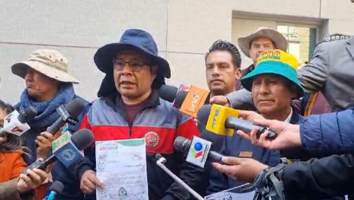 Marcelo Mayta, Ejecutivo de la COR, frente a la Casa Grande del Pueblo, foto: Erbol