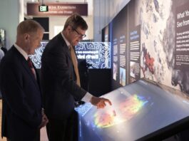 Administrador de la NASA, Bill Nelson, y el director del Museo Nacional de Historia Natural, Kirk Johnson, visitan la exposición Centro de Información sobre la Tierra este lunes, foto: EFE