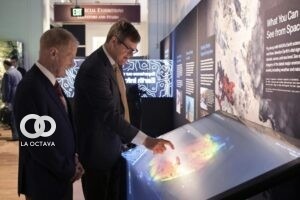 Administrador de la NASA, Bill Nelson, y el director del Museo Nacional de Historia Natural, Kirk Johnson, visitan la exposición Centro de Información sobre la Tierra este lunes, foto: EFE