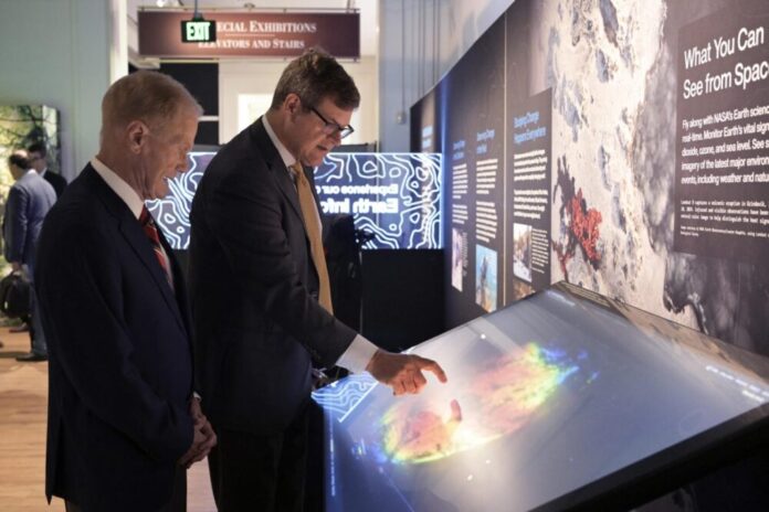 Administrador de la NASA, Bill Nelson, y el director del Museo Nacional de Historia Natural, Kirk Johnson, visitan la exposición Centro de Información sobre la Tierra este lunes, foto: EFE