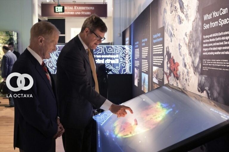 Administrador de la NASA, Bill Nelson, y el director del Museo Nacional de Historia Natural, Kirk Johnson, visitan la exposición Centro de Información sobre la Tierra este lunes, foto: EFE