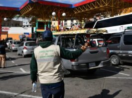 Largas filas de autos