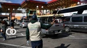 Largas filas de autos