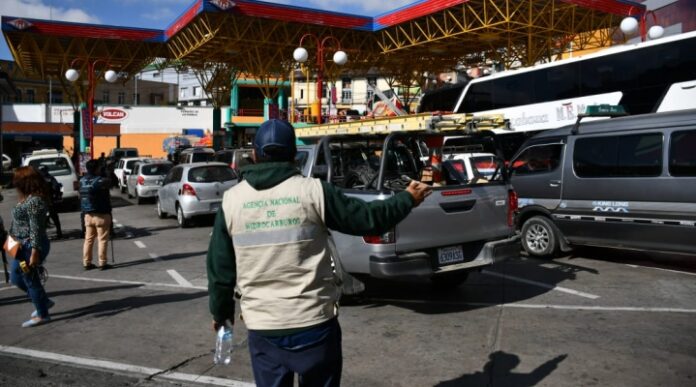 Largas filas de autos