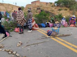 Foto- Elio Mamani - Bloqueo en la carretera que une a la ciudad de Cochabamba con el municipio de Anzaldo