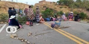 Foto- Elio Mamani - Bloqueo en la carretera que une a la ciudad de Cochabamba con el municipio de Anzaldo