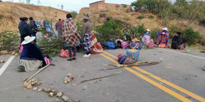 Foto- Elio Mamani - Bloqueo en la carretera que une a la ciudad de Cochabamba con el municipio de Anzaldo