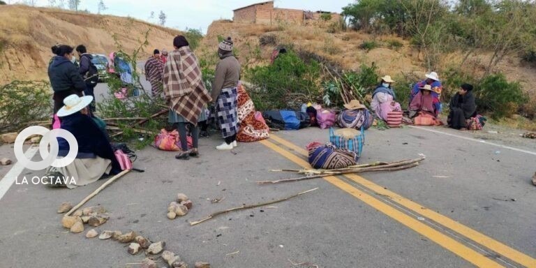 Foto- Elio Mamani - Bloqueo en la carretera que une a la ciudad de Cochabamba con el municipio de Anzaldo