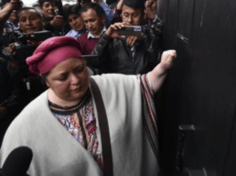 María Nela Prada toca la puerta de la FELCC en La Paz. FOTO: APG