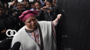 María Nela Prada toca la puerta de la FELCC en La Paz. FOTO: APG