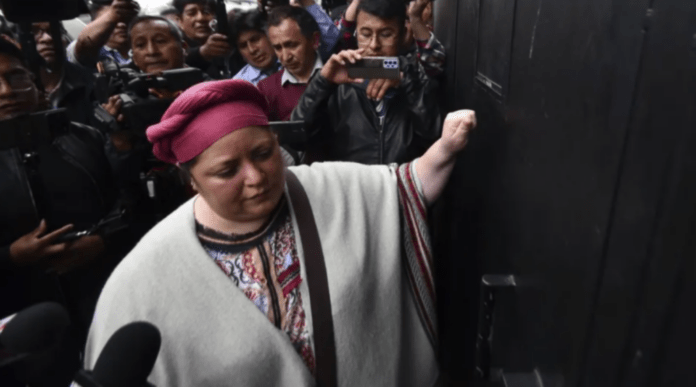 María Nela Prada toca la puerta de la FELCC en La Paz. FOTO: APG