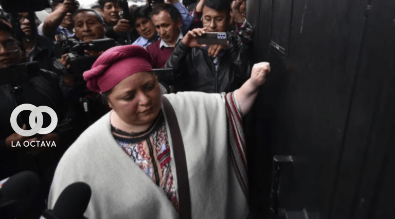 María Nela Prada toca la puerta de la FELCC en La Paz. FOTO: APG