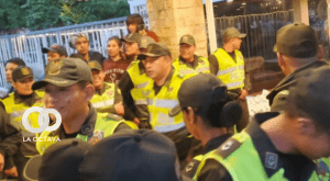 La Policía resguarda el perímetro del hotel de concentración de la Verde en Tarija. Foto. Jaime Paniagua