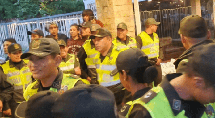 La Policía resguarda el perímetro del hotel de concentración de la Verde en Tarija. Foto. Jaime Paniagua