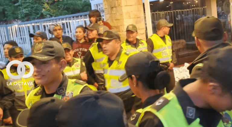 La Policía resguarda el perímetro del hotel de concentración de la Verde en Tarija. Foto. Jaime Paniagua