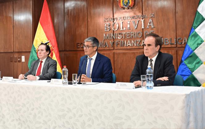 Gobierno libera depósitos en dólares y normaliza envíos de remesas